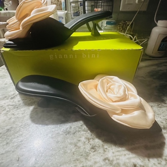 Gianni Bini Brand New Black Pumps with BIG White Bow - Size 9 M - Picture 4 of 11